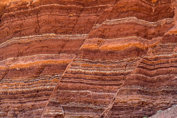 formazione di pietra le linee di colpa - arenaria roccia sedimentaria foto e immagini stock