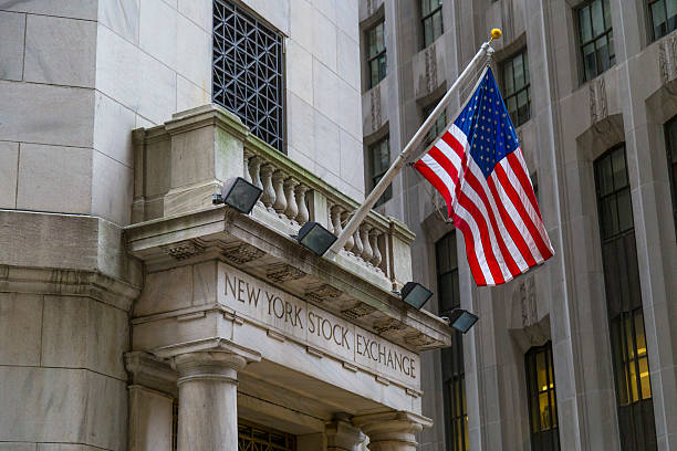 боковой вход нью-йоркская фондовая биржа, нью-йорк - wall street new york stock exchange stock exchange street стоковые фото и изображения