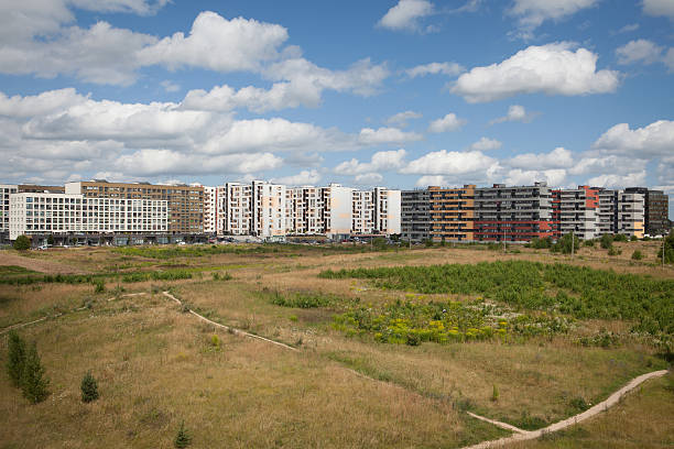 quartier de maison avec espace vide pour l'avenir de la construction - conspiracy photos et images de collection