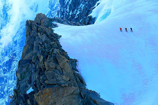 얼음에 걷기. 몽블랑 작은 바라보며, 고산대 빙하 – 샤모니 - rock pinnacle cliff mountain peak 뉴스 사진 이미지