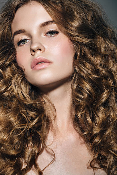 fotografia de estúdio de jovem mulher bonita - beautiful red hair curly hair human hair imagens e fotografias de stock