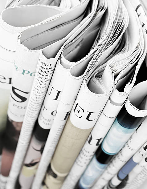 груду газеты, selective focus - newspaper the media recycling stack стоковые фото и изображения
