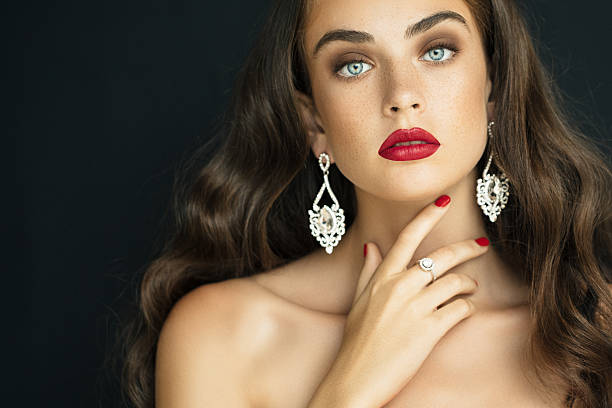 joven hermosa mujer usando earings haute couture - women diamond gem precious gem fotografías e imágenes de stock