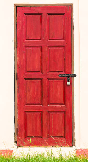rouge porte d'entrée - doorstep door knocker door england photos et images de collection
