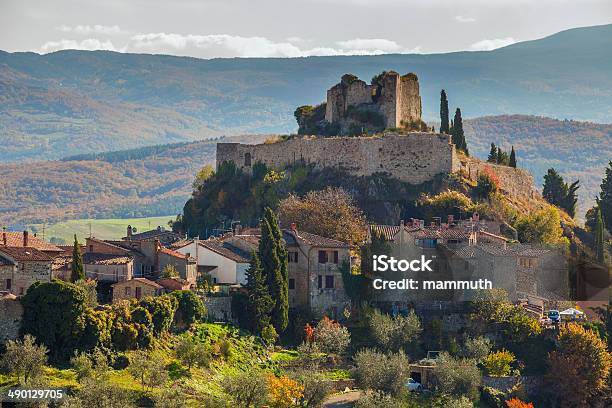 Castiglione Dorcia In Toskania - zdjęcia stockowe i więcej obrazów Bez ludzi - Bez ludzi, Dom - Budowla mieszkaniowa, Fotografika