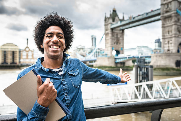 スチューデントでロンドン - tower bridge uk london england people ストックフォトと画像