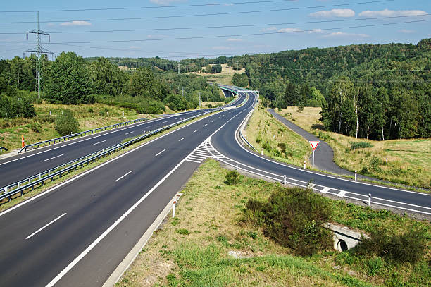 미끄럼 엠티 고속도로 교통 팻말 다행이었지요 변화시켰음 - two lane highway multiple lane highway construction frame transportation 뉴스 사진 이미지