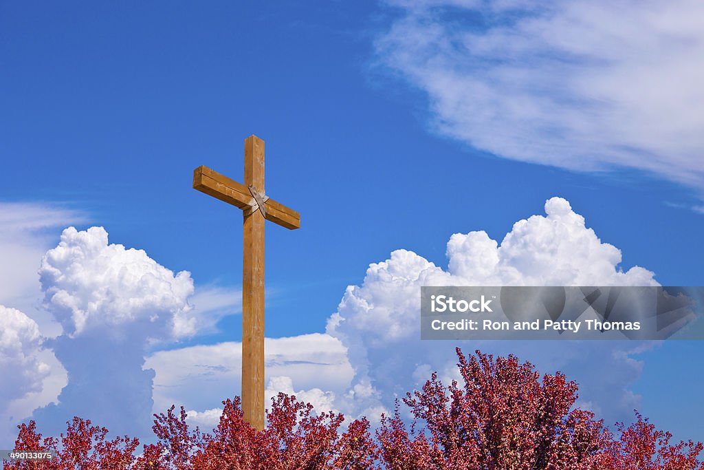 Robuste Croix contre ciel menaçant (P) - Photo de Croix - Forme libre de droits