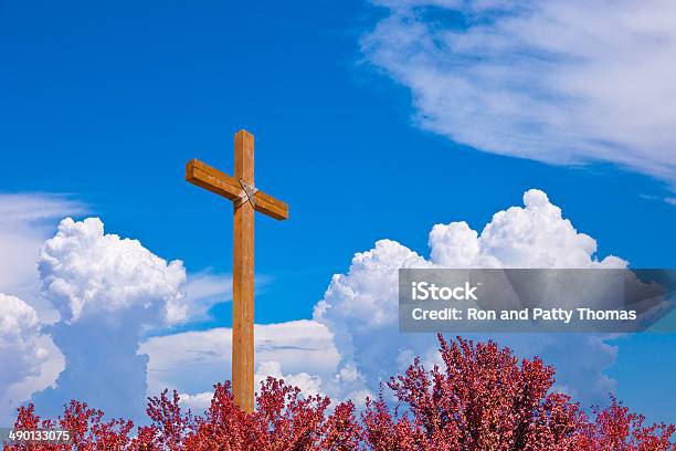 Robusto Croce Contro Il Cielo Minaccioso - Fotografie stock e altre immagini di A forma di croce - A forma di croce, Croce religiosa, Legno