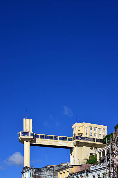 salvador, bahia-blu cielo e elevador lacerda - southern europe public transportation international landmark local landmark foto e immagini stock