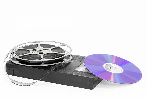 reel bande vhs et disque - video cassette tape vcr dvd film reel photos et images de collection