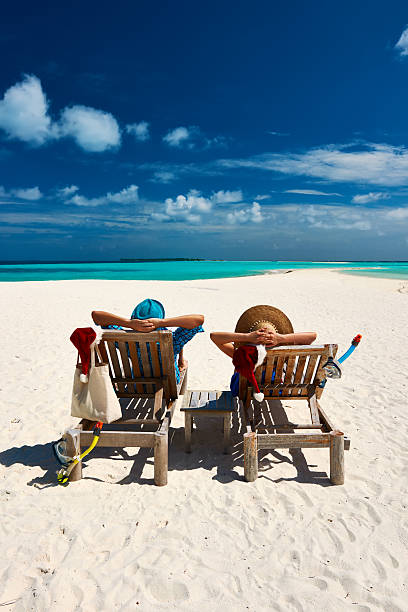 coppia rilassarsi su una spiaggia a natale - chair beach chaise longue isolated foto e immagini stock