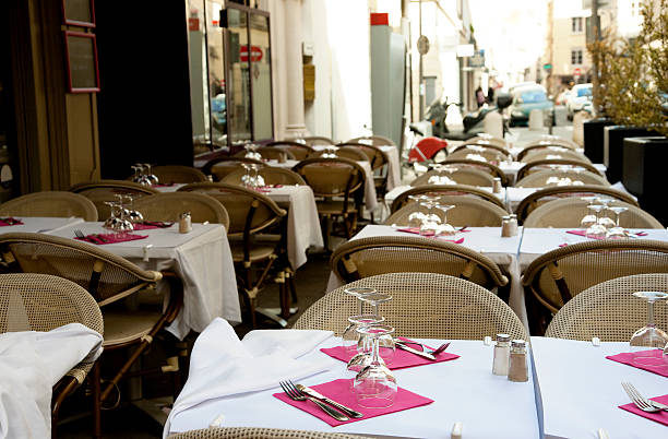 cafe mesas em lyon, frança - starched - fotografias e filmes do acervo