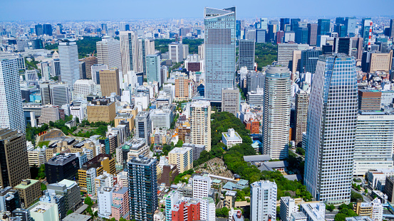 Muchos edificios de negocios en tokio photo