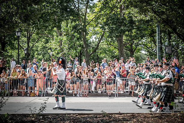 feier der us women's world cup-gewinner in new york - football police officer crowd stock-fotos und bilder