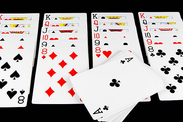 gioco di carte da gioco su sfondo nero - solitario foto e immagini stock