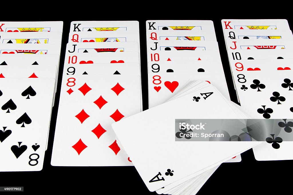 Foto de Jogo Jogando Cartas Em Fundo Preto e mais fotos de stock de Jogo de  cartas Paciência - Jogo de cartas Paciência, Jogo de paciência, Jogo de  lazer - iStock