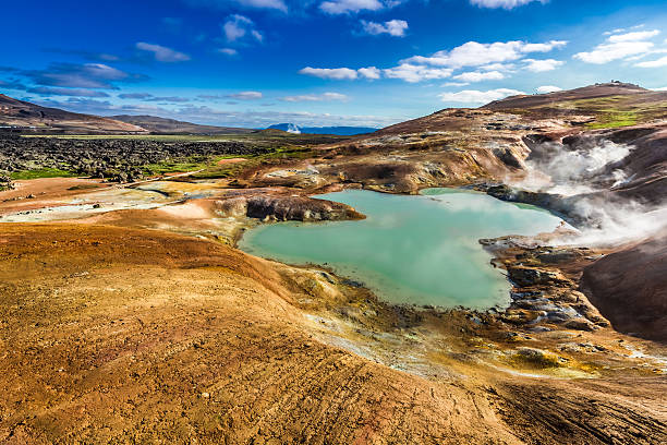 bleu sur un bassin montagneux volcanique en islande. - sulphur landscape fumarole heat photos et images de collection