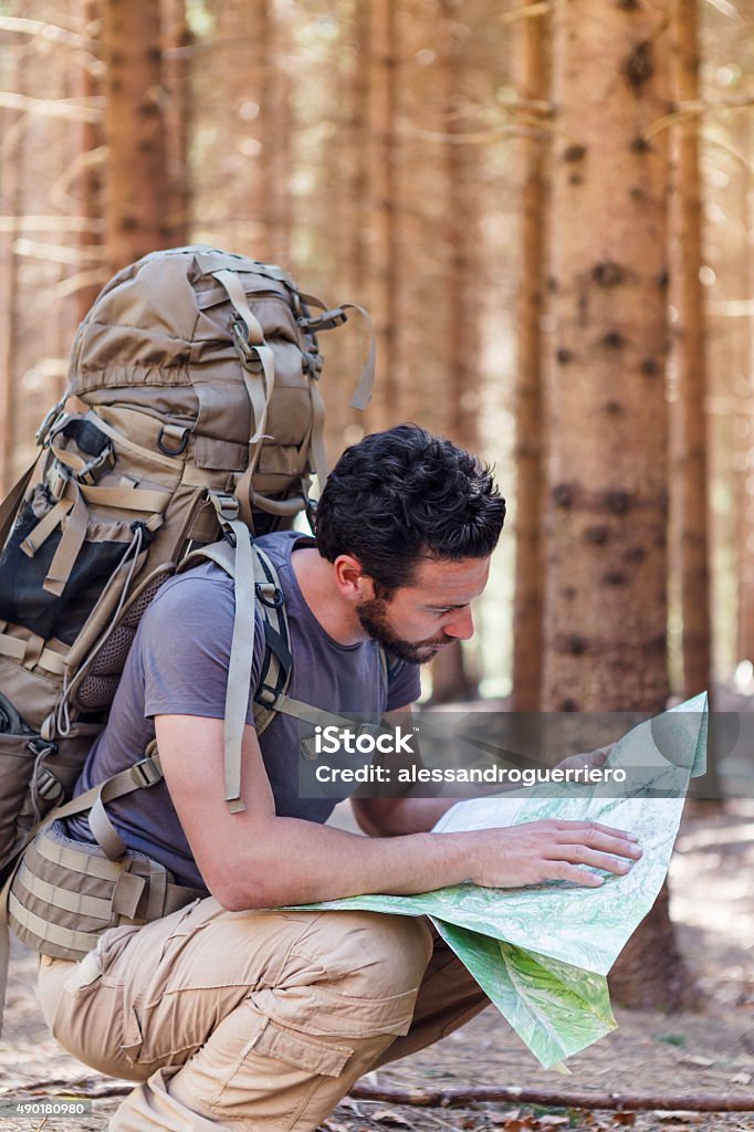 Mann mit Rucksack und Karte Wegbeschreibungen suchen - Lizenzfrei 2015 Stock-Foto