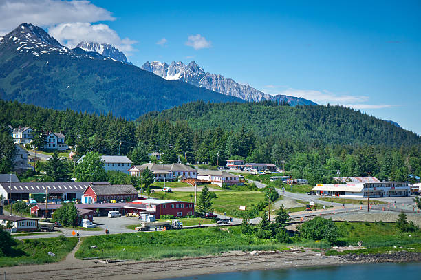 piękny widok haines city, w pobliżu glacier bay, alaska, stany zjednoczone - haines zdjęcia i obrazy z banku zdjęć