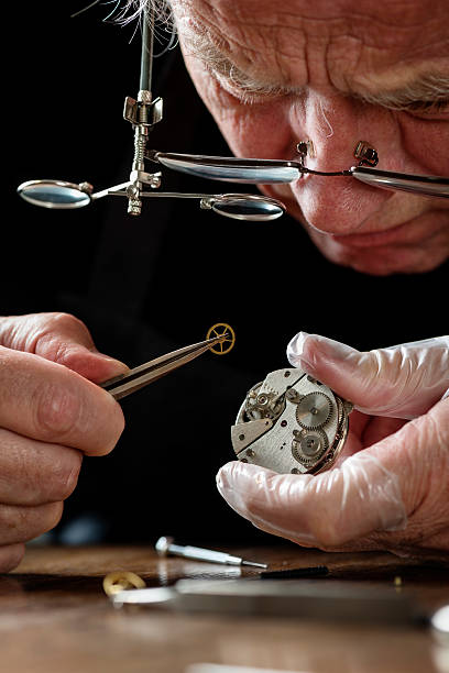 destornilladores de trabajo de cerca hasta retratos - watchmaking fotografías e imágenes de stock