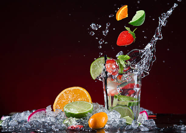 cocktail de frutas frescas no congelar movimento chapinhar - action alcohol alcoholism bar imagens e fotografias de stock