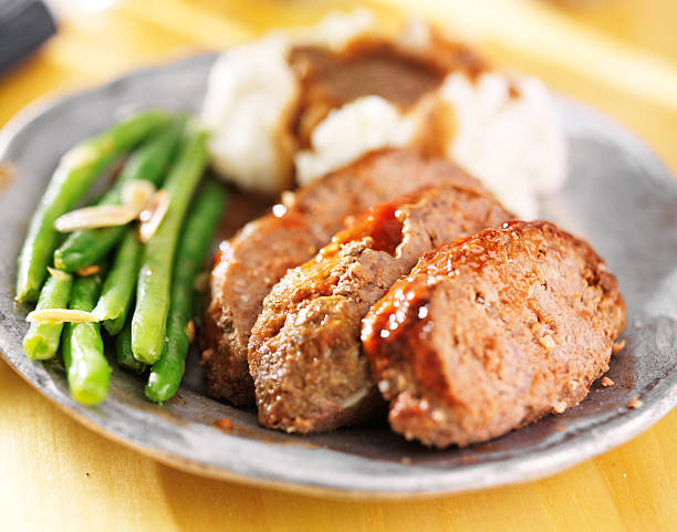 pastel de carne con greenbeans y puré de papas - pastel de carne fotografías e imágenes de stock