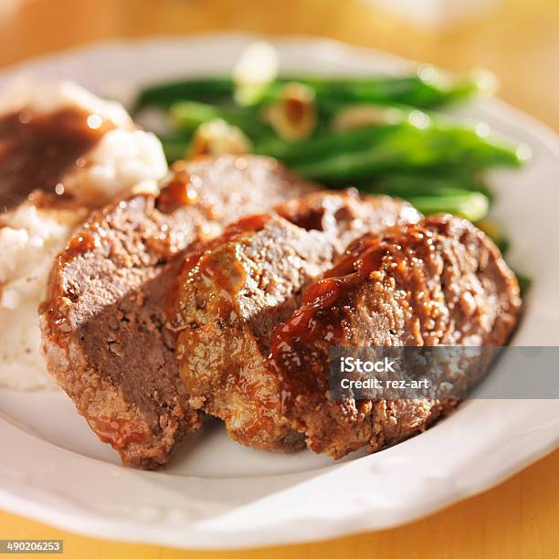 Herzhaftes Hackbraten Abendessen Mit Den Seiten Stockfoto und mehr Bilder von Bildschärfe - Bildschärfe, Comfort Food, Erfrischung