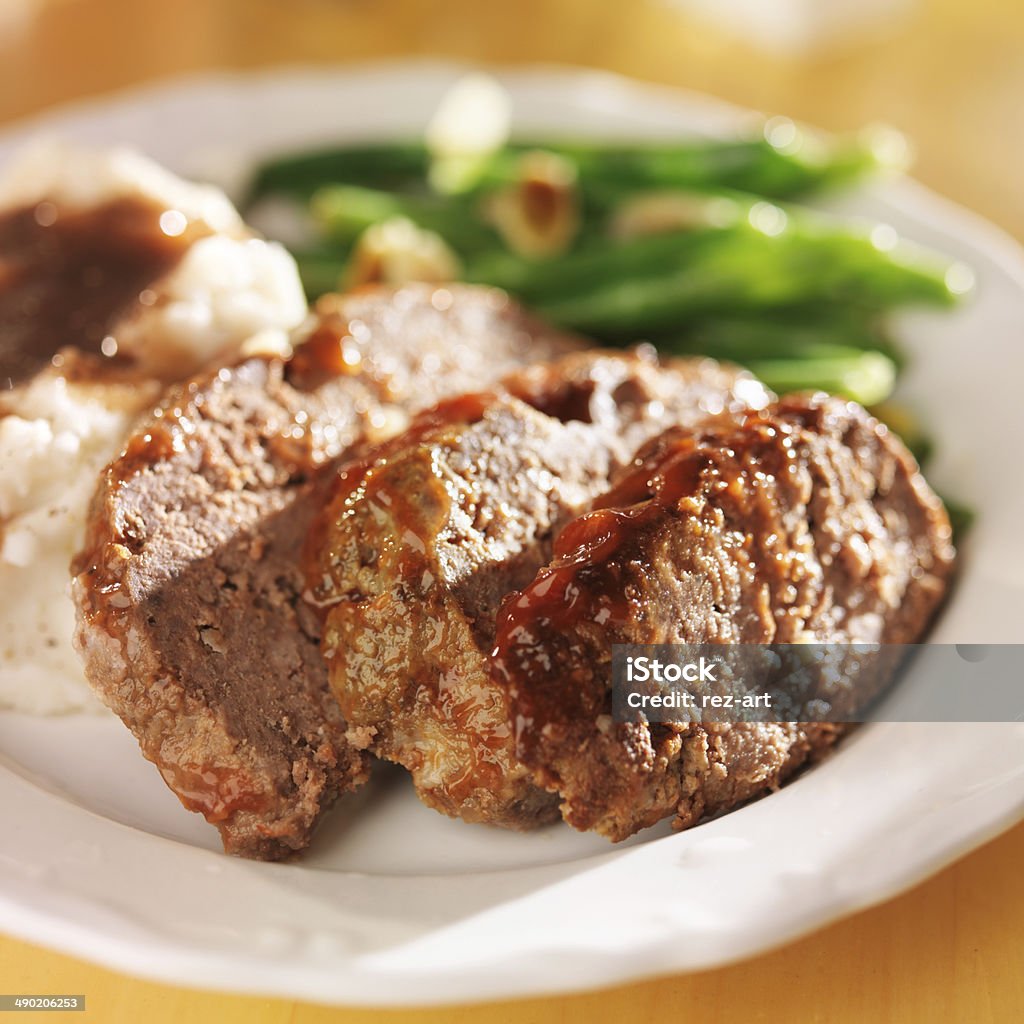 Delicioso pastel de carne cena con lados - Foto de stock de Al horno libre de derechos