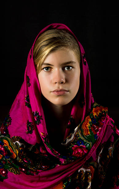 adolescente vestindo cabeça echarpe - middle eastern ethnicity teenage girls women sadness - fotografias e filmes do acervo