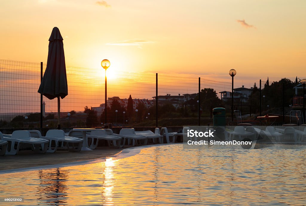 Sunset over a la piscina en la playa. - Foto de stock de 2015 libre de derechos