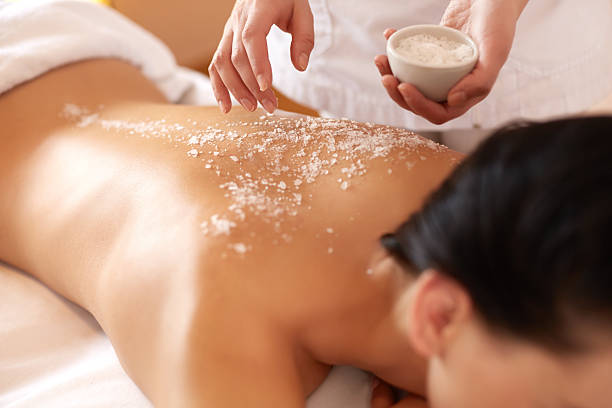 spa kobieta. brunette uzyskanie salt scrub zabieg upiększający - beauty spa spa treatment massaging health spa zdjęcia i obrazy z banku zdjęć