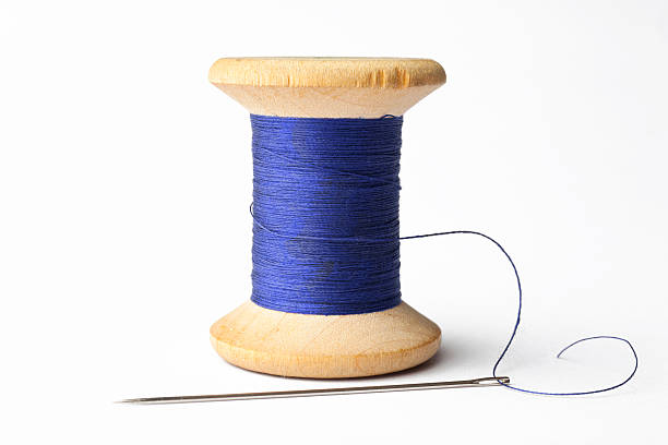 aguja y una línea azul - thread needle sewing isolated fotografías e imágenes de stock