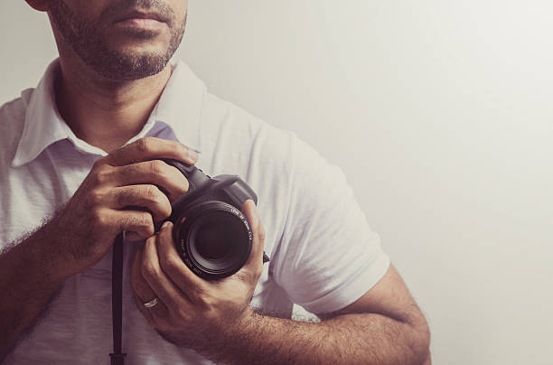 fotógrafo homem com câmara - hotizontal imagens e fotografias de stock