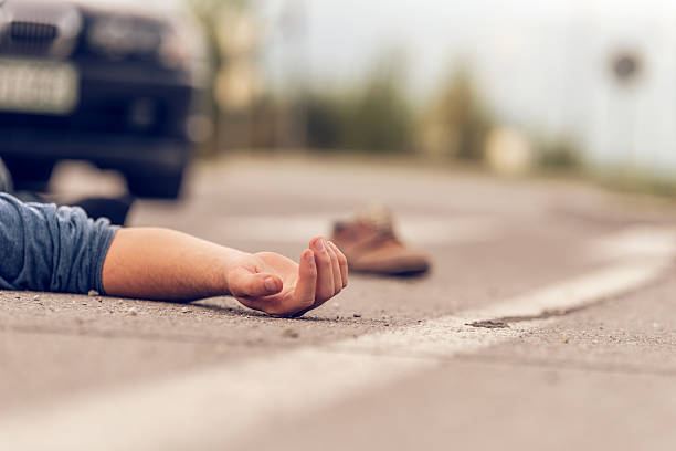 alcançar o carro - pedestrian - fotografias e filmes do acervo