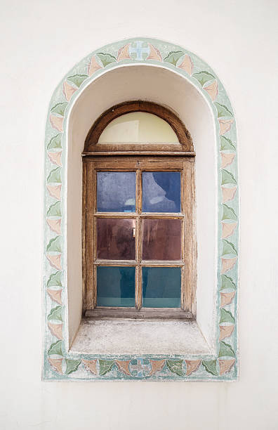 antica finestra in legno con decorazione arc - mullion windows foto e immagini stock