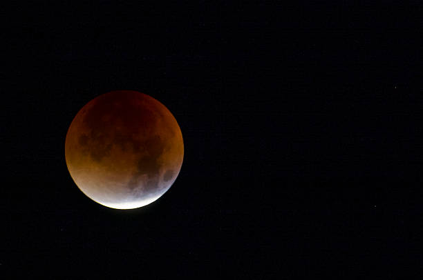 Rot Glühend supermoon im lunar eclipse. – Foto
