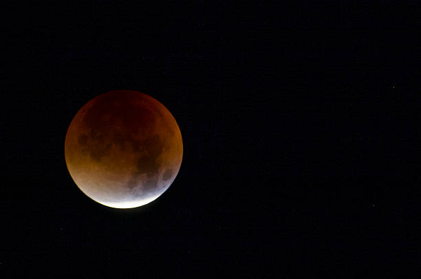 Vermelho brilhante Superlua em eclipse lunar. - foto de acervo