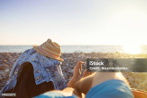 Perspectiva En Primera Persona De Hombre Las Piernas En Sunset Beach Foto de stock y más banco de imágenes de 2015