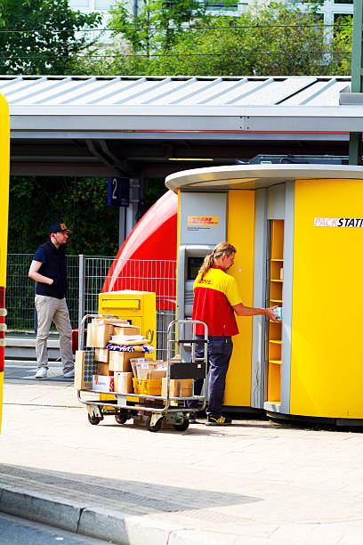 formule filling station - deutsche post ag photos photos et images de collection