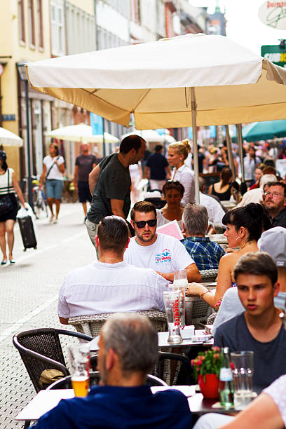 tendo pausa e bebidas em heidleberg no verão - heidleberg imagens e fotografias de stock