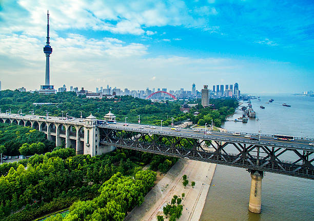 puente sobre el río wuhanyangtze - architecture blue bridge iron fotografías e imágenes de stock
