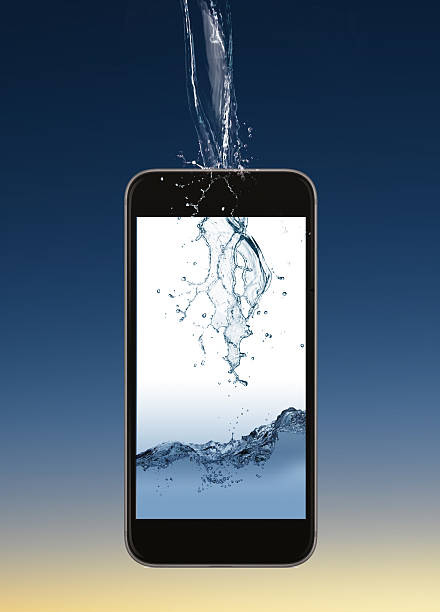 istock Water splashing Smart phone 490238066