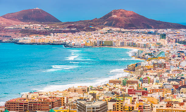 Las Palmas de Gran Canaria View on the colorful city, promenade, beach and mountains of Las Palamas de Gran Canaria on a late afternoon grand canary stock pictures, royalty-free photos & images