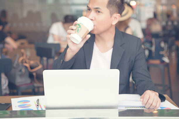 ビジネスの男性を飲むの starbucks （スターバックス）で動作 - starbucks coffee drink coffee cup ストックフォトと画像