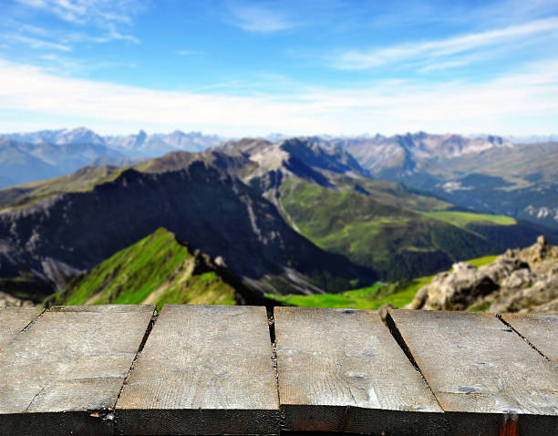 山々に木製 planks の前景 - weissfluhjoch ストックフォトと画像