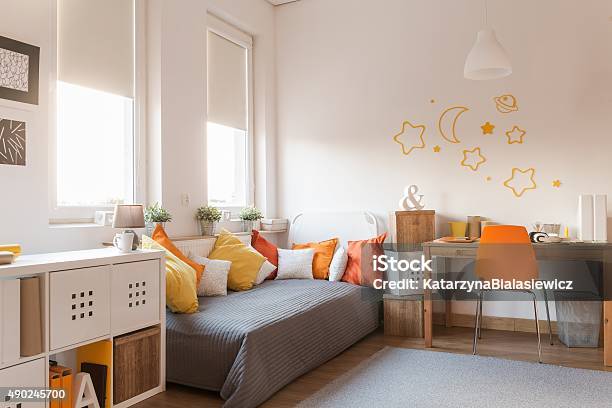 Gelb Und Orange Accessoires Stockfoto und mehr Bilder von Kind - Kind, Schlafzimmer, Wohnraum