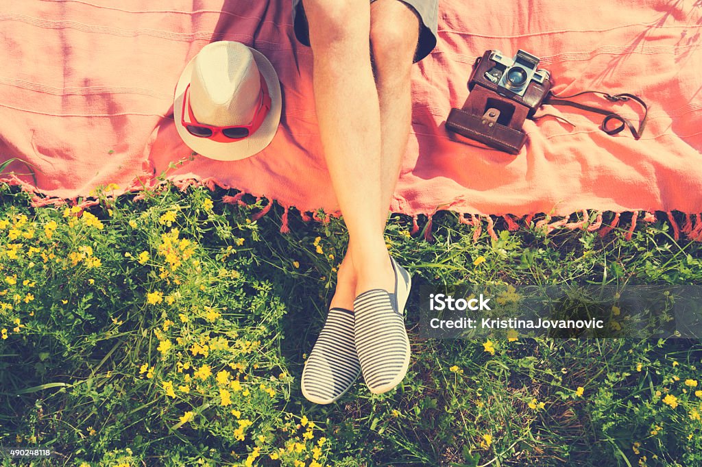 Relajante en un prado en el sol de verano. - Foto de stock de Calzado libre de derechos