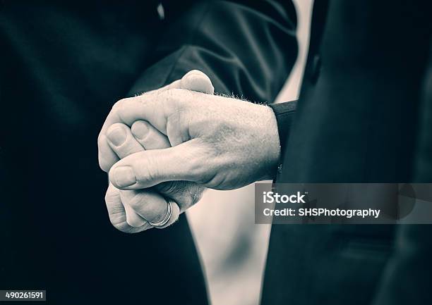 Zwei Verheiratet Männer Holding Hände Leicht Getönt Stockfoto und mehr Bilder von Austauschen