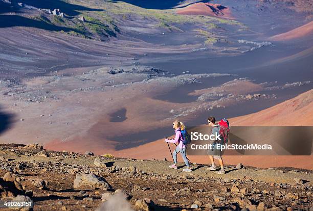 Escursionisti Godendo A Piedi Sul Sentiero Del Monte Incredibili - Fotografie stock e altre immagini di Adulto